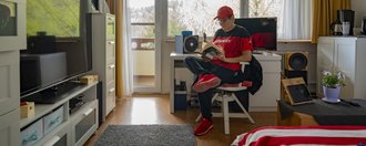 Eine Person sitzt im Zimmer im Haus Hirtenhof.