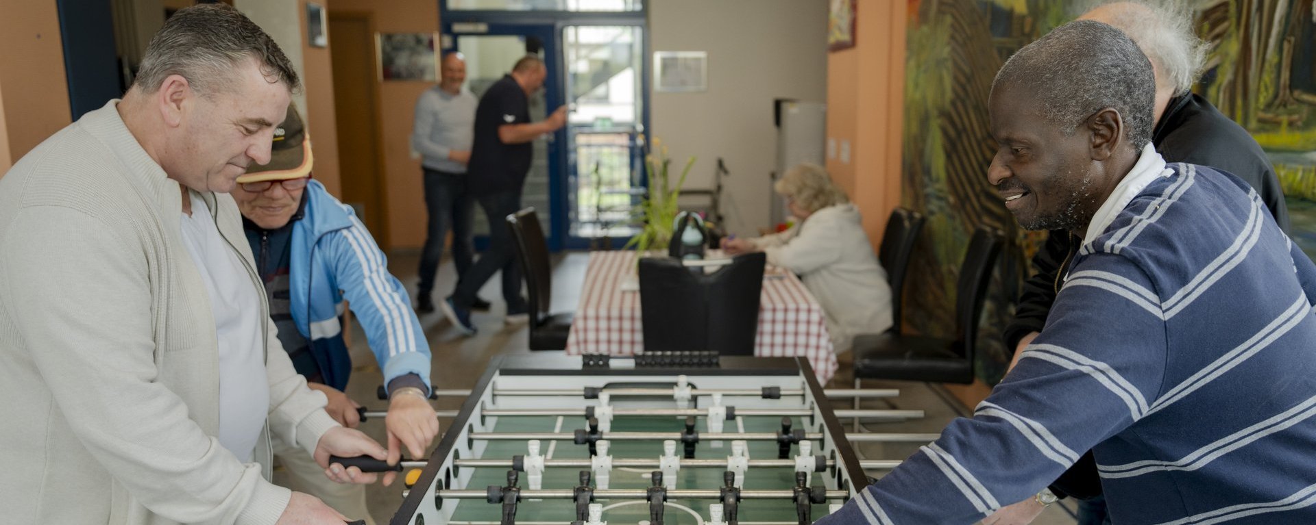 Tischkickern mit Bewohnenden 