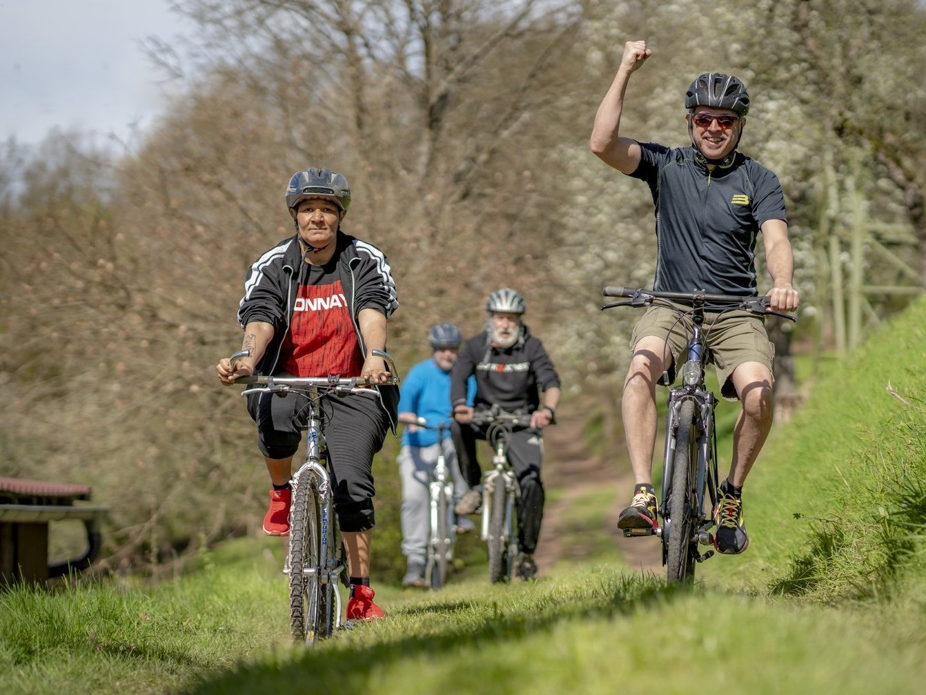 Mehrere Personen die Fahrrad fahren. 