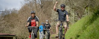 Menschen fahren gemeinsam Fahrrad in der Suchthilfe Spessart