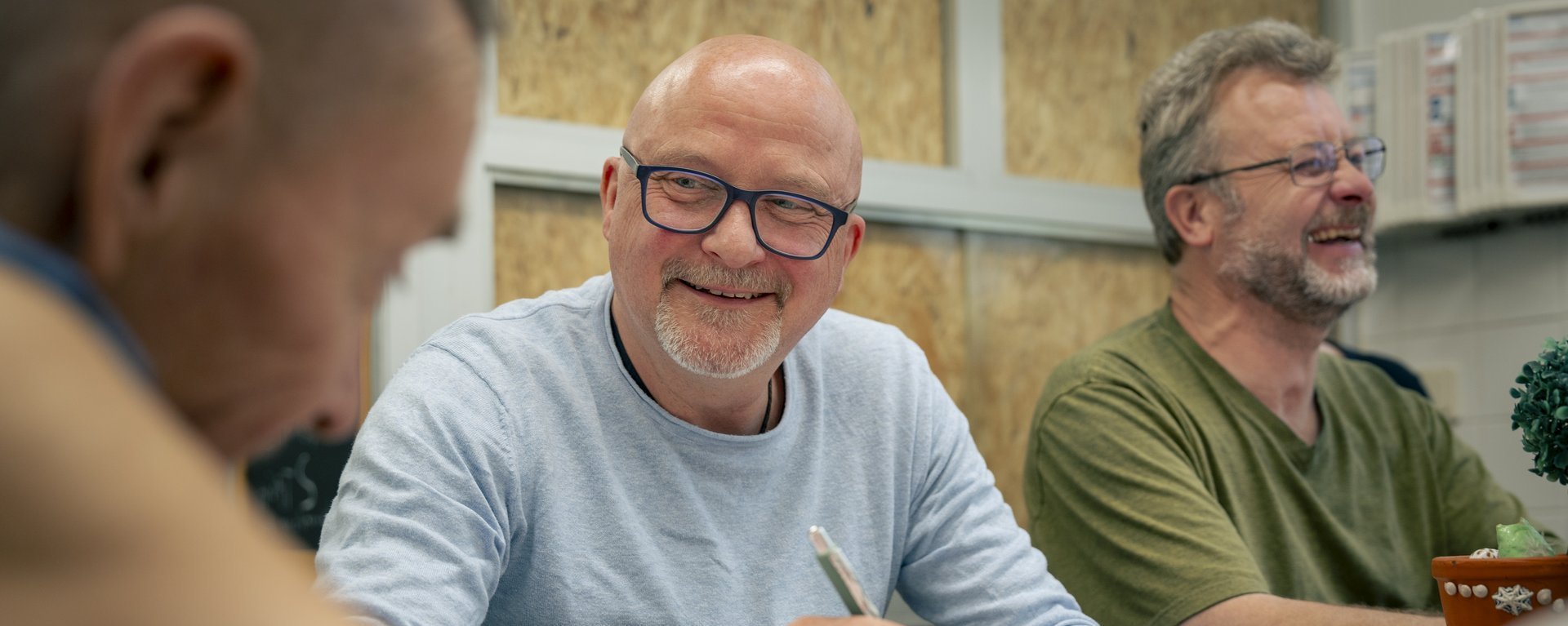 Mehrere Personen unterhalten sich und lachen. 