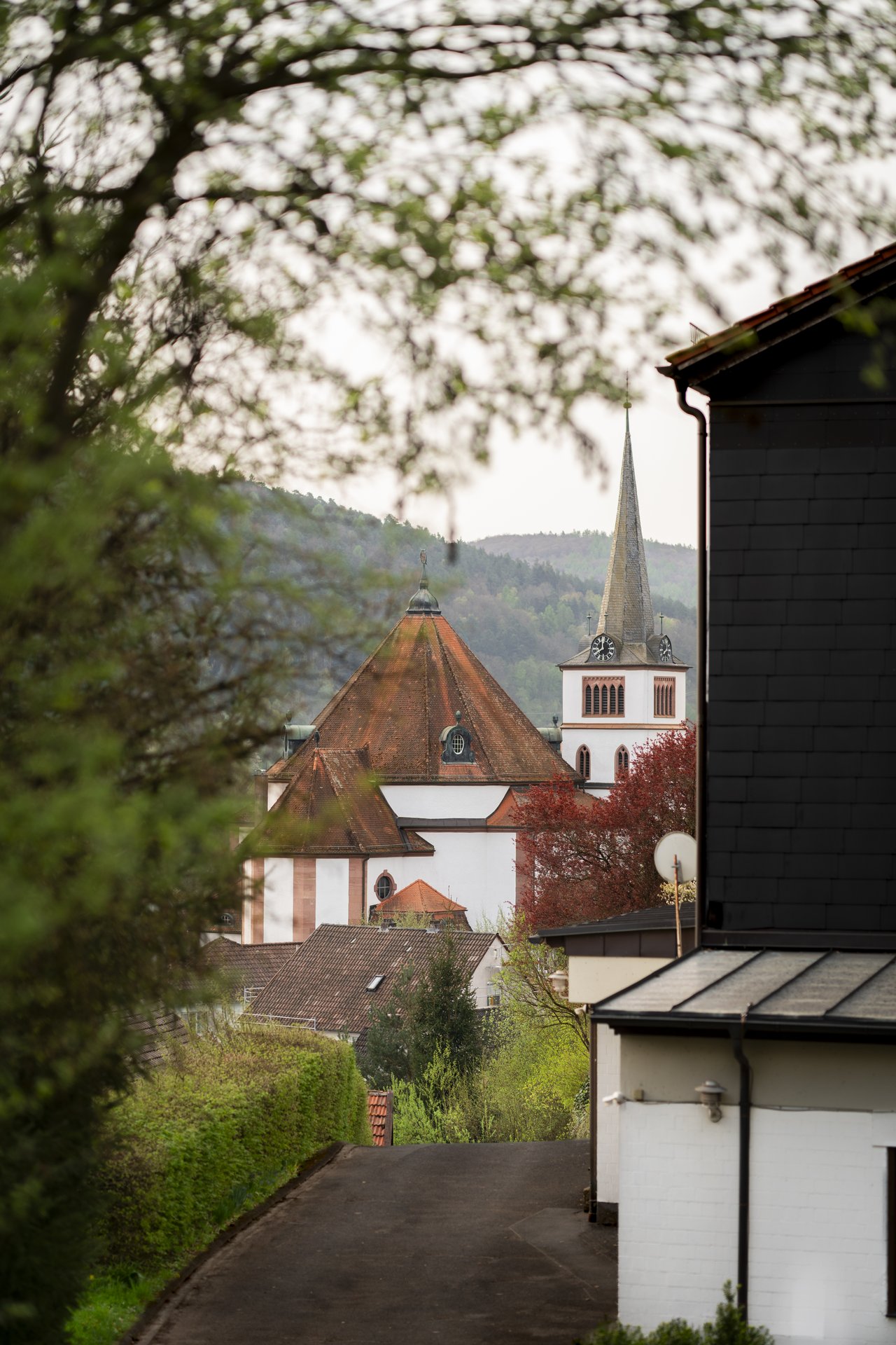 Eine Kirche in der Frontansicht